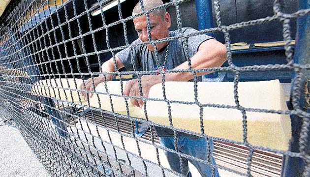 Arreglos. A pocos días de la esperada serie, trabajadores realizan los retoques finales, con el fin de que todo esté preparado para recibir a los grandes ligas.(Foto: Alberto Ortega)