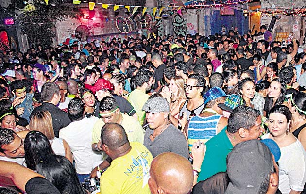 La vida nocturna se convierte en una mezcla de culturas.()