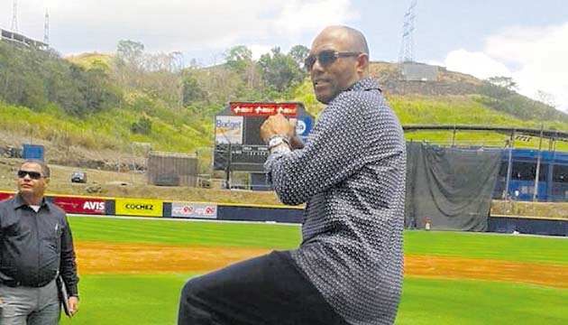 Momento. El líder histórico en juegos salvados de las Grandes Ligas visitó las instalaciones del Rod Carew y además, se subió a la lomita.( Cortesía)