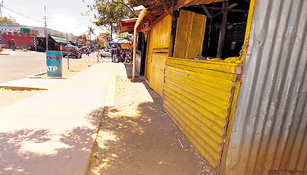 Quioscos catalogados de feos, proliferan por las aceras de la ciudad.(Zenaida Vásquez )