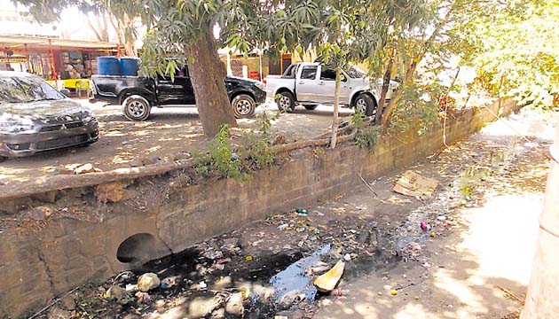 En pleno centro de Las Tablas, este drenaje abierto causa mal olor.(Zenaida Vásquez )