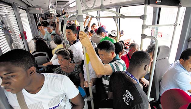 Cada bus transporta 85 pasajeros, 35 sentados y 50 de pie.(Alejandro Méndez)