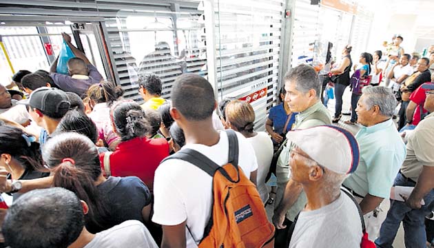 Luego de la espera, usuarios se abalanzan hacia los buses. (Alejandro Méndez)