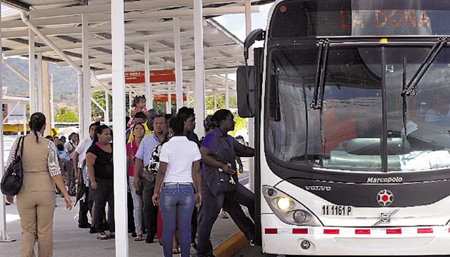 En la 24 de Diciembre se habilitó una parada provisional hasta abril.(Edwin González)