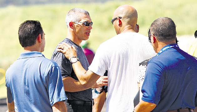 Reencuentro. Joe Girardi y Mariano Rivera conversan durante la visita que realizaron ayer a las instalaciones del Canal de Panamá.(Anayansi Gamez)
