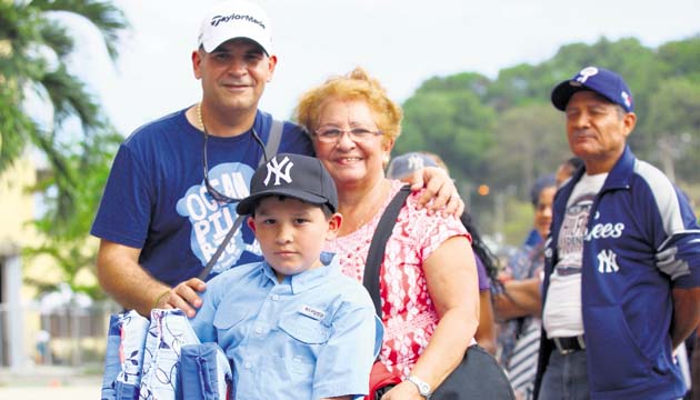 Esta familia llegó desde muy temprano y con almohadones en mano, para no sufrir por estar sentados tanto tiempo.(Anayansi Gamez)