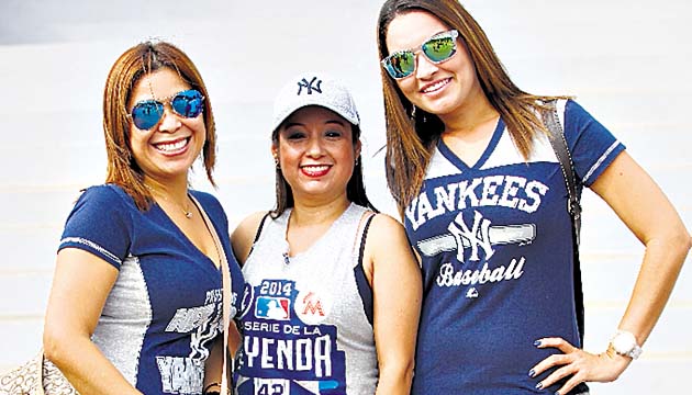 Estas bellezas metieron jonrón en el estadio Rod Carew.(Anayansi Gamez)