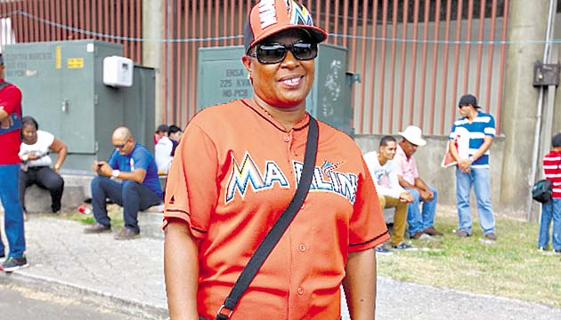 Una fan enamorada de los Marlins de Miami.(Anayansi Gamez)