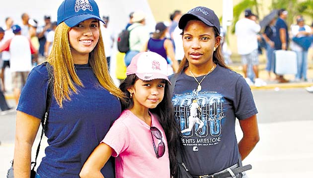 El béisbol reunió a las fanáticas más grandes y pequeñas.(Anayansi Gamez)