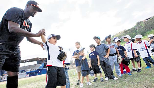 Cada uno de los niños esperaba con ansias su turno para recibir de manos del propio “coach” las tácticas requeridas en el estiramiento del brazo antes de efectuar un lanzamiento.(Alberto Ortega)