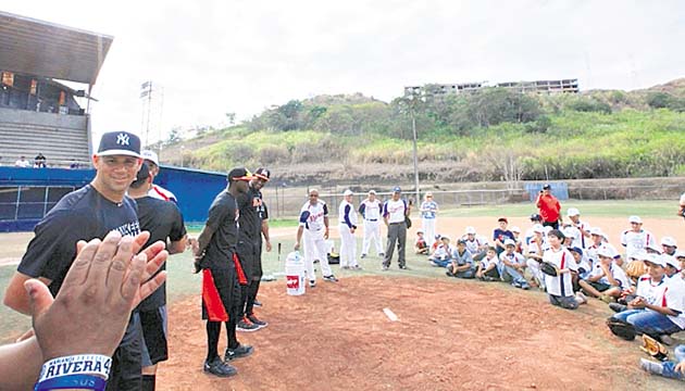 Momento en que se reunían los entrenadores y figuras de las Grandes Ligas junto con los chicos participantes del taller luego de finalizar el mismo. Fueron muchos los aplausos y agradecimientos.(Alberto Ortega)