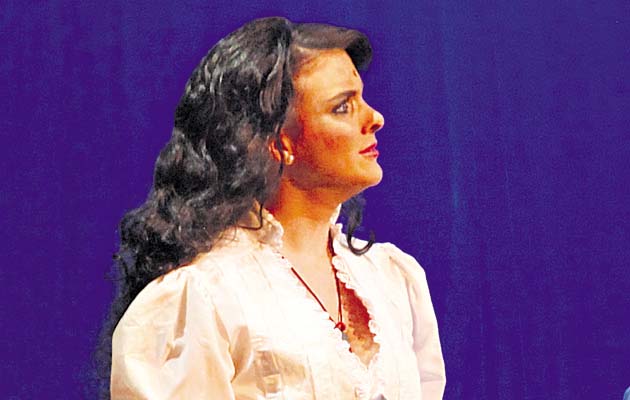 Graduada de Emerson College en producción y dirección de cine (BA Film 2001), con capacitación en actuación y voz. Como actriz ha sido parte del elenco de West side story, Mago de Oz, Cabaret, Peras en el huerto, Chicago, Hairsray, Legallly blonde. Dirige el teatro de la Academia Interamericana de Panamá (AIP Theatre) y es socia de Daydream Productions.