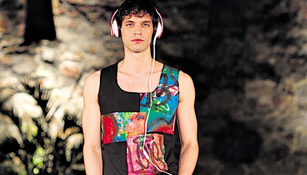 Conjunto masculino en verde estridente y aplicaciones de coloridos estampados, es una propuesta veraniega para hombres atrevidos que quieren verse diferente y sobresalir entre lo común, en temporada de salidas al aire libre.