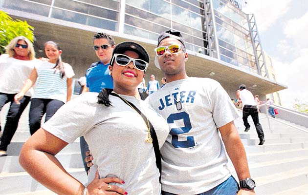 2. Los jóvenes demostraron su admiración por Derek Jeter.(Alberto Ortega)