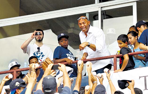 4. Los fanáticos pedían a gritos el autógrafo de Mariano Rivera.(Anayansi Gamez)