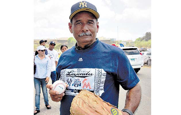 5. Todos llegaron listos para vivir el juego desde las gradas.(Anayansi Gamez)