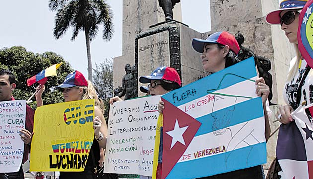 Venezolanos residentes en Panamá protestaron pacíficamente este lunes en el Parque Porras, por la injerencia de Cuba en Venezuela. También portaron carteles en apoyo a los reclamos de Panamá.(Víctor Arosemena)