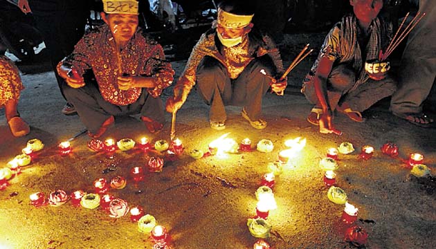 En Camboya encendieron velas por los desaparecidos.(EFE)