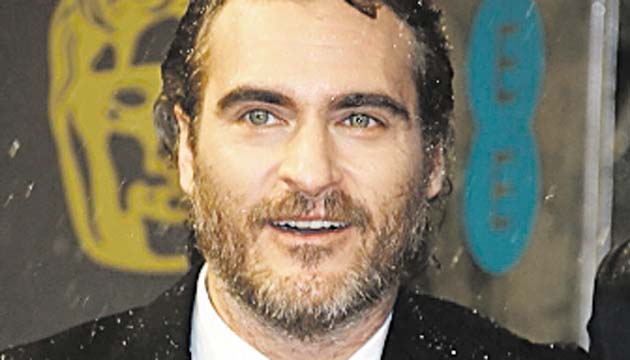 Joaquin Phoenix - Theodore Twombly. Participó en la película “Hotel Rwanda”, en la que interpreta a un camarógrafo que filma el genocidio de Rwanda. En 2005, llegó su papel de una leyenda del country en la película “En la cuerda floja” junto a Reese Witherspoon. Ganó el Globo de Oro al mejor actor, además fue nominado al Óscar al mejor actor principal.