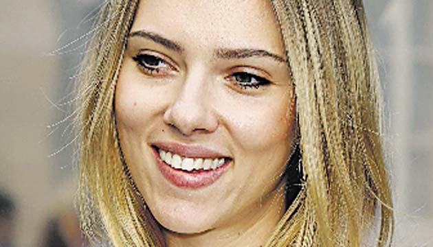 Scarlett Johansson - Samantha (voz). Alcanzó la fama con su papel en “El hombre que susurraba a los caballos” (1998) y posteriormente obtuvo la aclamación por parte de los críticos de cine debido a su participación en “Ghost World”. Fue acreedora a un BAFTA y nominada en los Globos de Oro por su actuación en “Lost in Translation” y “Girl with a Pearl Earring” en 2003.