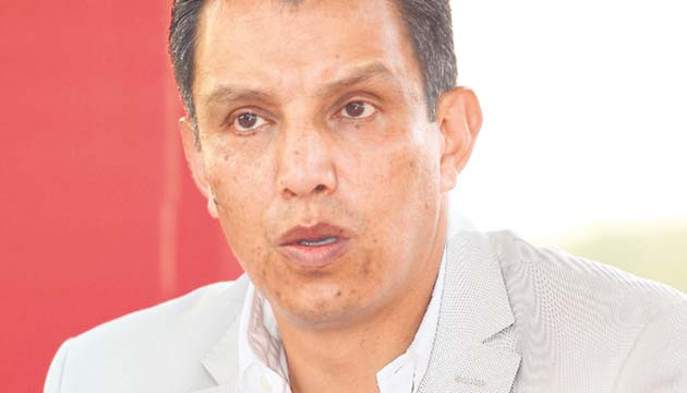 Óscar Borda, de Claro Panamá, invitó al público a apoyar el evento.(Anayansi Gamez)
