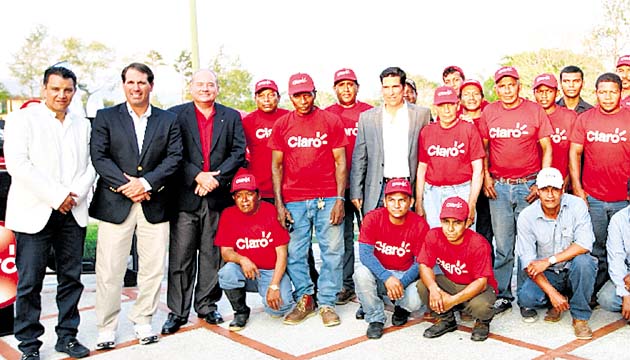 Organizadores y patrocinadores posan con los trabajadores.(Anayansi Gamez)