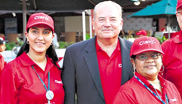 Gilberto Arosemena (centro) junto a trabajadores del club.(Anayansi Gamez)