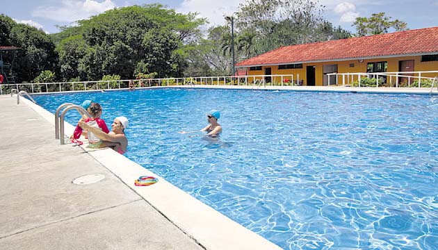 Un sitio de diversión inclusiva al alcance de toda la familia, Los espacios se han adecuado para garantizar el acceso. Rehabilitación de la piscina: Además de tener un horario más extenso para que luego de la jornada laboral las familias puedan disfrutar de la piscina pública, durante esta administración se rehabilitó y modernizó la piscina del Parque Omar, a la cual se le construyeron también rampas inclusivas.