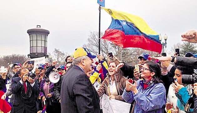 Arturo Vallarino saluda a manifestantes frente a la sede de la OEA.(Benito Wong)