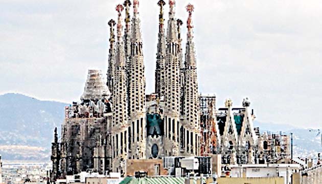 Barcelona. Capital de Cataluña, ciudad mediterránea y cosmopolita que integra en su trazado urbano restos romanos, barrios medievales y los más bellos ejemplos del modernismo del siglo XX.
