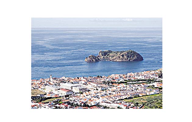Se presenta como una larga cordillera volcánica alargada de noroeste a sudeste. La forma alargada de la isla y la secuencia de conos aparecen en el horizonte como el dorso ondulado de un animal prehistórico dormido.