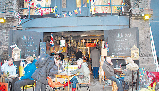 Disfruta de un “gin-tonic” en Maltby.