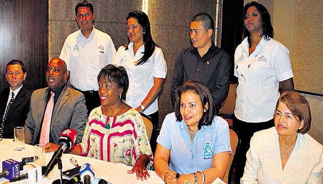 La visita. En Chiriquí, 26 centros educativos empezaron la carrera por el aumento de los $300. Otros 25 centros están en el trámite para continuar con el proceso. Por una semana, los pares externos se encargan de analizar la propuesta de mejoras.