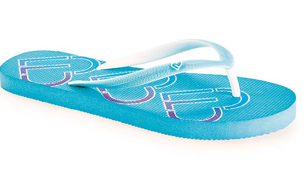 Aéropostale. Piscina, playa o río. Nunca debes olvidar unas sandalias. Esta propuesta de la línea es en celeste, para las chicas, y con colores como el lila y blanco.