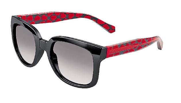 Marc Jacobs. Para esos días de sol siempre es importante llevar en el bolso unas hermosas gafas oscuras. Estas tienen el estilo que llevó David Bowie.
