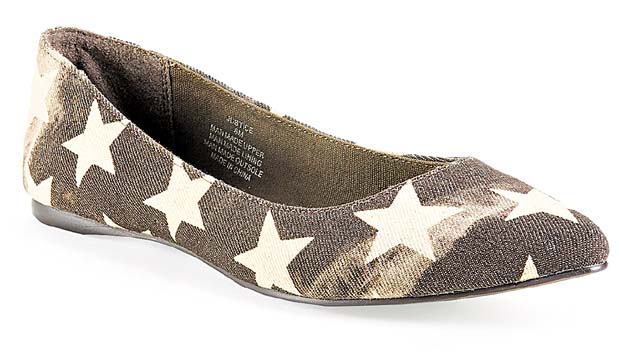 Aéropostale. La colección Fall 2013 de la marca ya está disponible en el mercado panameño. Los “flats” de “jeans” con estrellas son buscados. Estilo “vintage”.