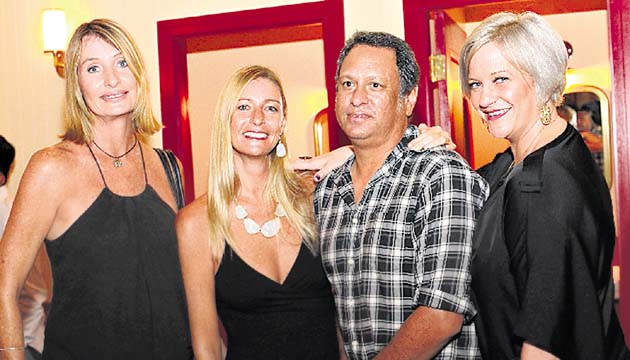 5. Kimberley Holmes, Adrianne Holmes, Maurice Cohen y Stefani Lobato.