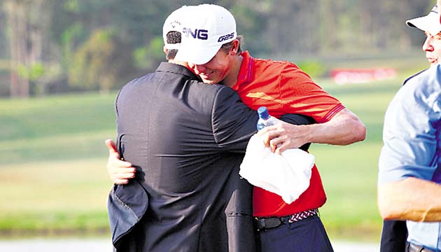 Momento. Óscar Borda, director general de Claro Panamá, abraza a Ortiz. Borda se mostró muy orgulloso de que un mexicano haya ganado en Panamá, debido a que la casa matriz de Claro está en ese país.