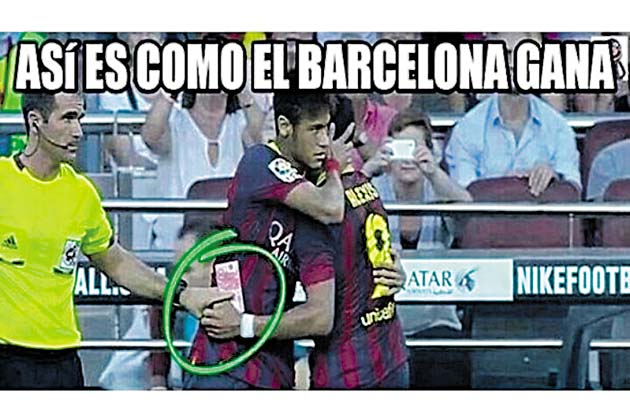 Alexis Sánchez le paga al árbitro por su trabajo en el partido.(Tomado de internet)
