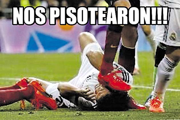 Aplastados. Los tuiteros utilizaron la imagen en la que Sergio Busquets pisa la cabeza de Pepe para describir lo que le hizo el Barcelona al Real Madrid el domingo.