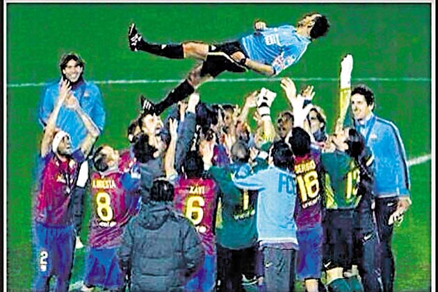 El mejor del partido. Sarcasmo puro. Este montaje describe como el Barcelona lanza por los aires al árbitro del partido, como quien reconoce a la gran figura.