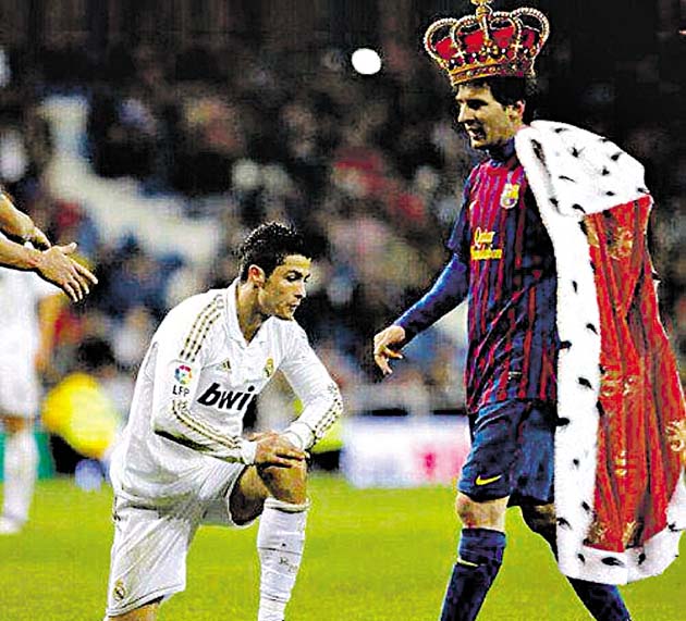 Cristiano Ronaldo (izq.) se hinca ante el rey, Lionel Messi.(Tomado de internet)