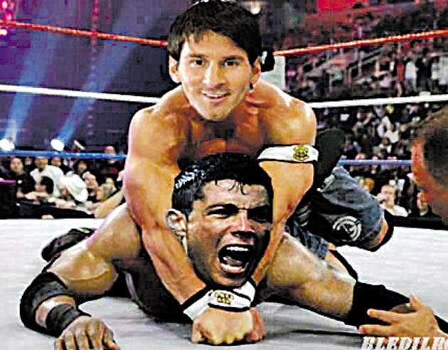 Messi y su llave de lucha a CR-7.(Tomado de internet)