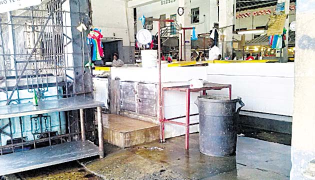 En el mercado de Colón hay filtraciones de agua en los pisos.(Ana Bolena Ayarza )