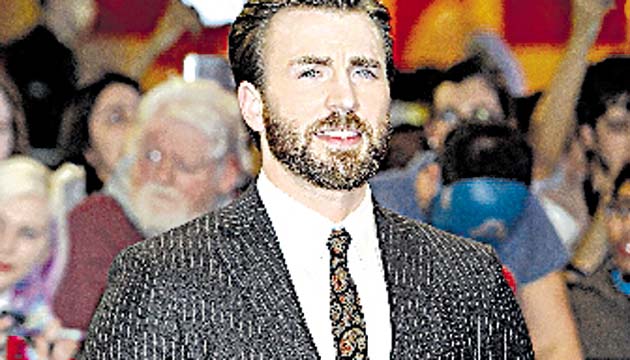 Chris Evans. Steve Rogers Este reconocido actor del mundo de la ficción ha logrado componer un personaje muy complejo; Steve ansía que las cosas sean simples, pero es difícil para él encontrar claridad en el mundo moderno. Chris aportó maravillosas capas de confusión y rasgos conmovedores, sin perder el valor ni el propósito del personaje.