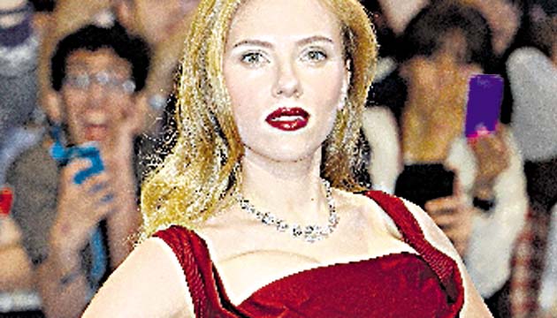 Scarlett Johansson. La “Viuda Negra” El personaje, descrito por Johansson como una mujer "de oscuro pasado que ha tenido que deshumanizarse para ser capaz de ver las cosas que ha visto", acompaña en esta cinta en 3D al Capitán América, "un buen hombre, moral y con valores", según señaló su intérprete, el también estadounidense Chris Evans.