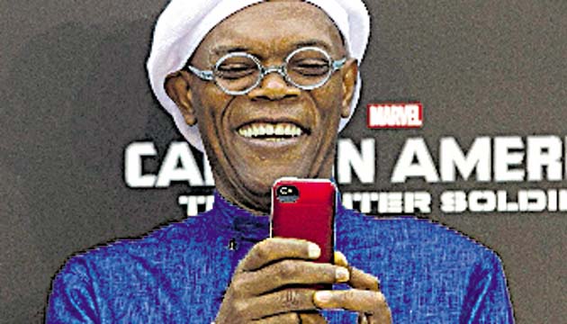 Samuel L. Jackson. Nick Furia El director de la organización internacional por el mantenimiento de la paz (SHIELD) regresa en esta entrega para enfrentarse a un desconocido. Furia “tiene experiencias más dramáticas que en otras entregas", afirmó el estadounidense, quien además añadió que intenta estar tres pasos por delante y averigua que lo están utilizando.