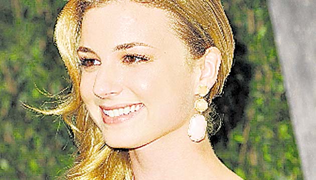 Emily VanCamp. Sharon Carter Es sobrina del personaje de Peggy Carter y el nuevo interés romántico de Steve Rogers. Según el portal Deadline, la actriz dijo que este fue su salto más importante a la gran pantalla, ya que ha desarrollado el grueso de su carrera en televisión. VanCamp es conocida por su actual papel en la serie 'Revenge'.