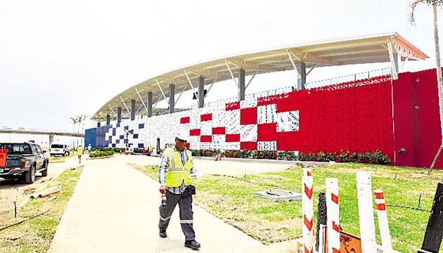 Colores patrióticos. Tanto las gradas (con el nombre de Panamá) como la parte externa del estadio Maracaná se distinguen por los colores rojo, blanco y azul que identifican a la bandera panameña.