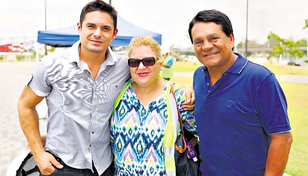 ¡Encantados!. El exboxeador Roberto “Mano de Piedra” Durán, que se encontraba junto a su esposa Felicidad y su hijo Robi en el rodaje de la película Hands of Stone, se mostró feliz por la obra del Gobierno.